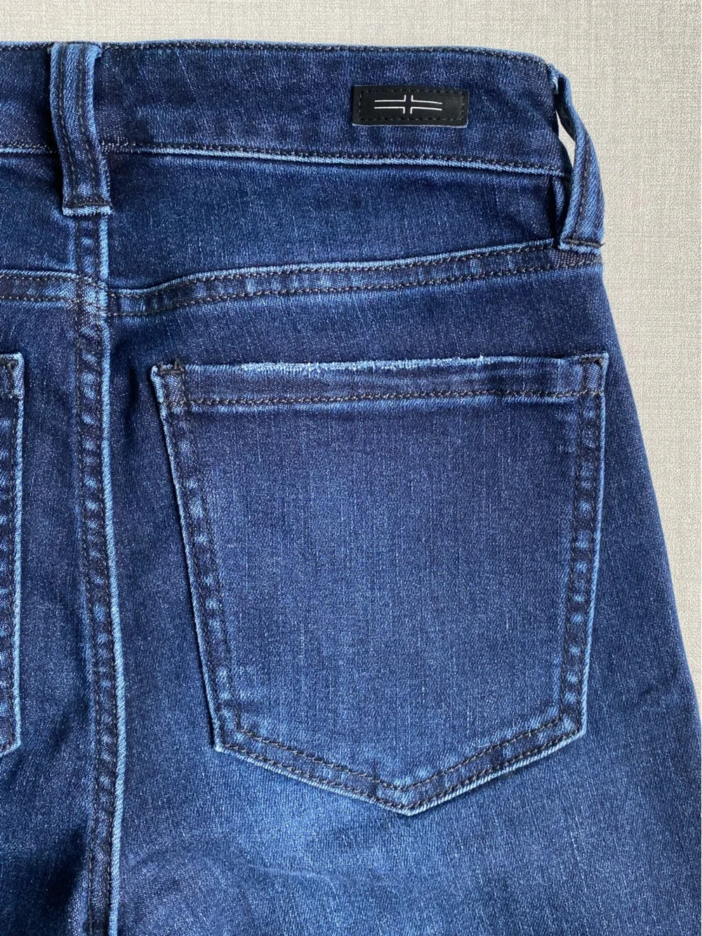 Liverpool Los Angeles Dark Wash Raw Hem Crop Flare Jeans Size 2/26
